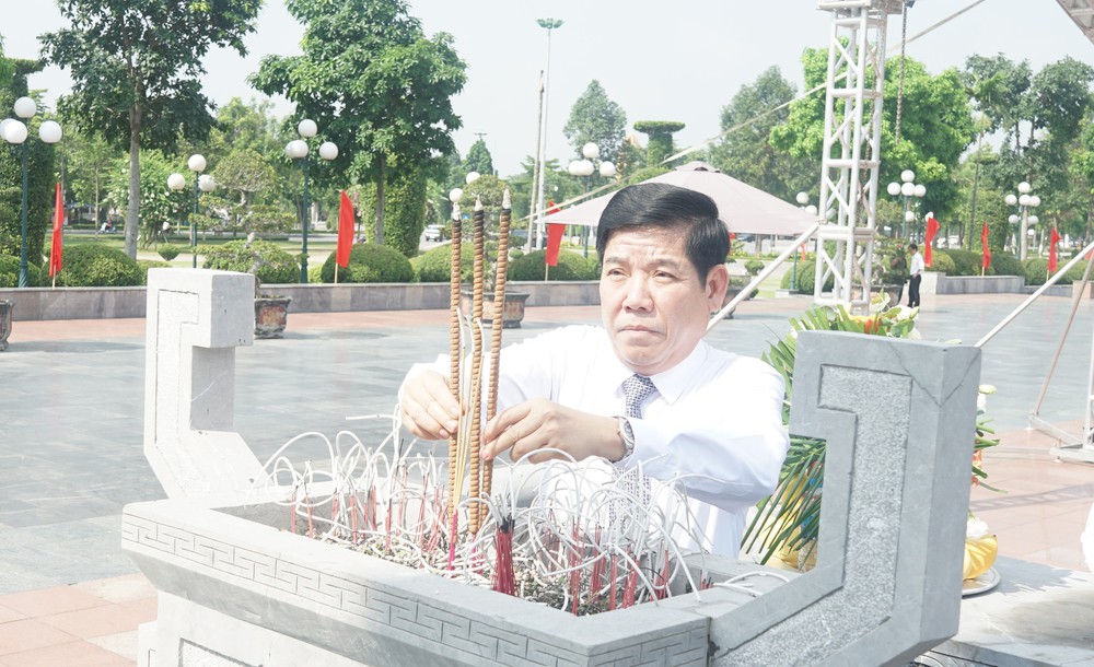 Dâng hương nhân kỷ niệm 113 năm Ngày sinh Tổng Bí thư Nguyễn Văn Cừ - Ảnh 2.