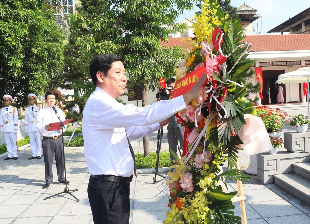 Dâng hương nhân kỷ niệm 113 năm Ngày sinh Tổng Bí thư Nguyễn Văn Cừ - Ảnh 1.