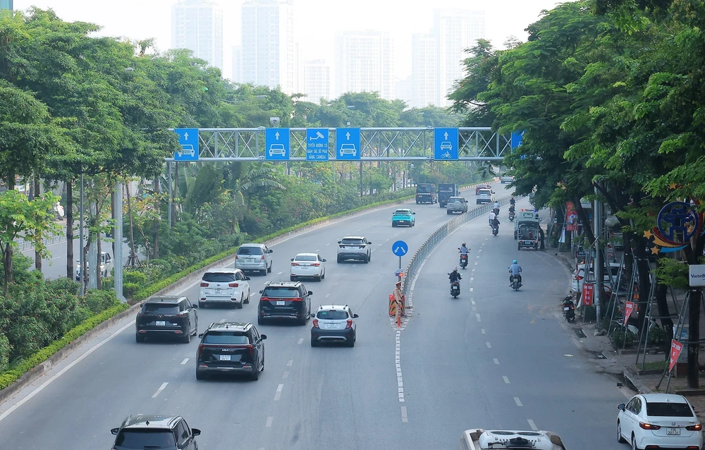 Hà Nội thực hiện phân làn đường Võ Chí Công - Ảnh 4.
