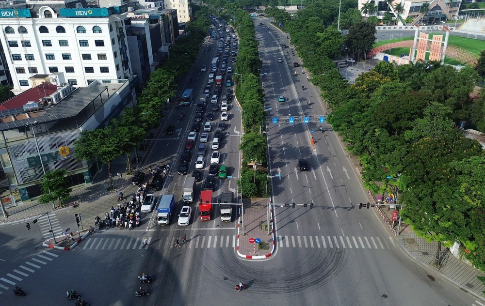 Hà Nội thực hiện phân làn đường Võ Chí Công - Ảnh 2.