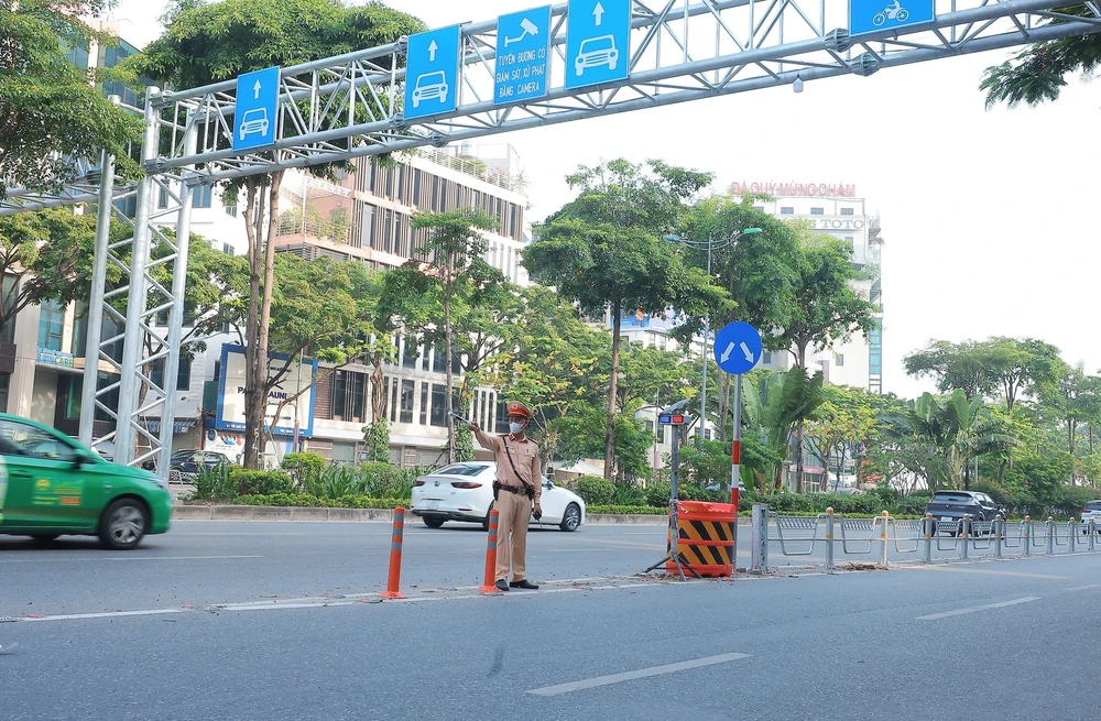 Hà Nội thực hiện phân làn đường Võ Chí Công - Ảnh 1.