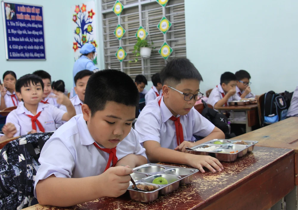 Hà Nội: Hỗ trợ bữa ăn bán trú cho học sinh tiểu học năm học 2025-2026 - Ảnh 1.