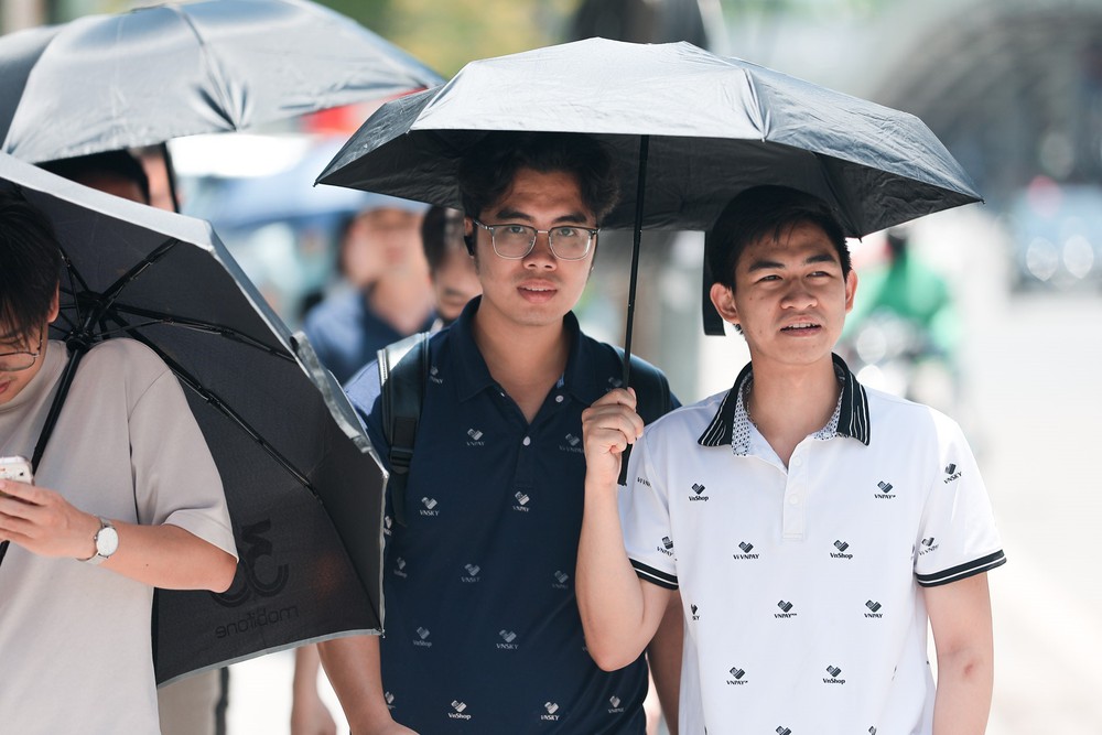 Người dân Hà Nội chống chọi với nắng nóng gay gắt đầu tháng 7 - Ảnh 4.