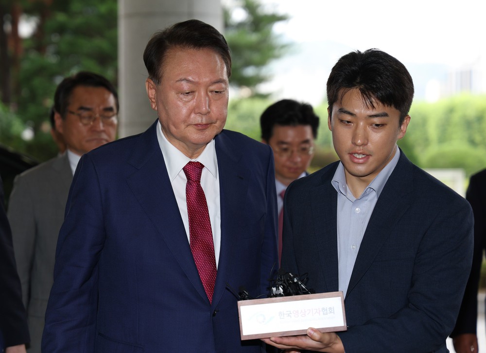Cựu Tổng thống Hàn Quốc Yoon Suk Yeol (trái, phía trước) tới phiên thẩm vấn tại Văn phòng Công tố cấp cao ở Seoul, ngày 5/7/2025. Cựu Tổng thống Hàn Quốc Yoon Suk Yeol (trái, phía trước) tới phiên thẩm vấn tại Văn phòng Công tố cấp cao ở Seoul, ngày 5/7/2025.