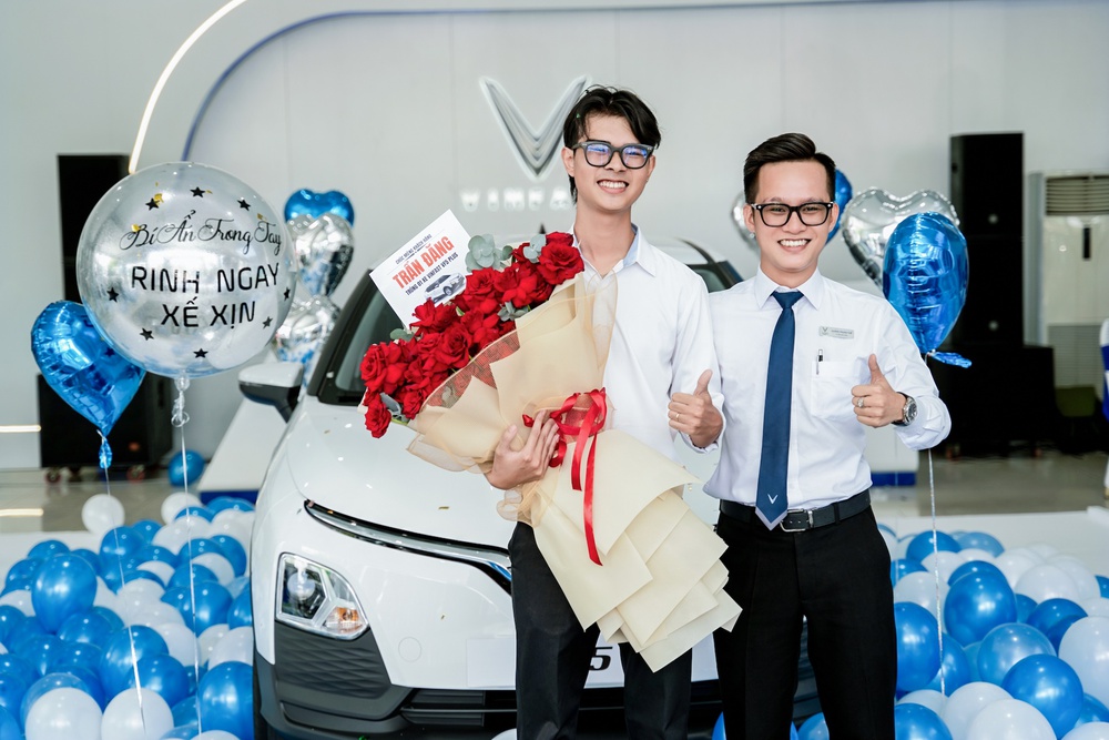 Mua 1 được 2: Khách hàng VinFast &quot;xé túi mù&quot; trúng thêm ô tô, xe máy điện - Ảnh 1.