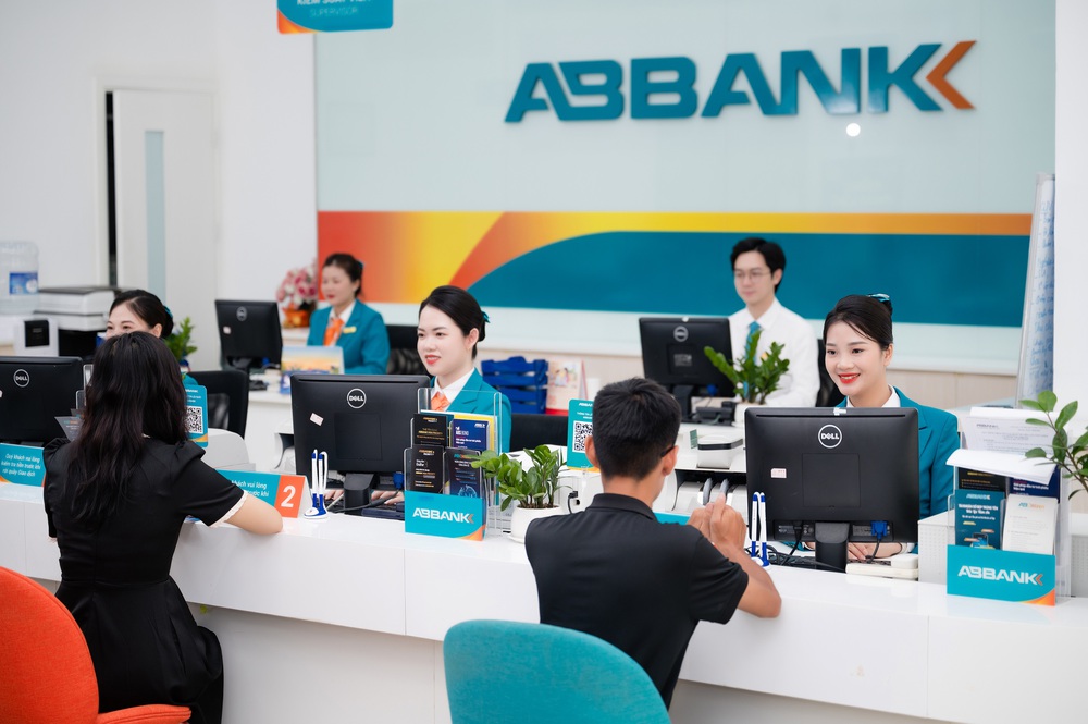 ABBANK tăng trưởng ấn tượng, đẩy mạnh ngân hàng số và phát triển bền vững - Ảnh 1.