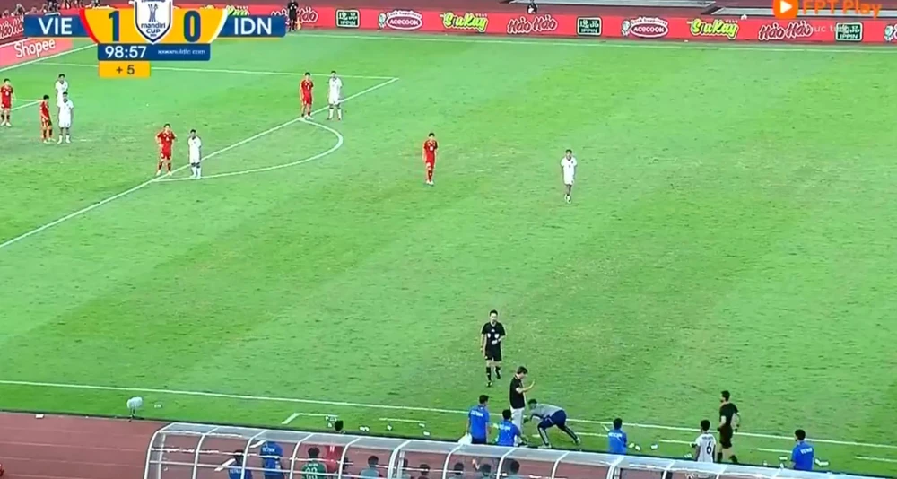 Trợ lý U23 Indonesia lên tiếng sau màn hất chai nước và dính thẻ đỏ ở chung kết với U23 Việt Nam  - Ảnh 2.