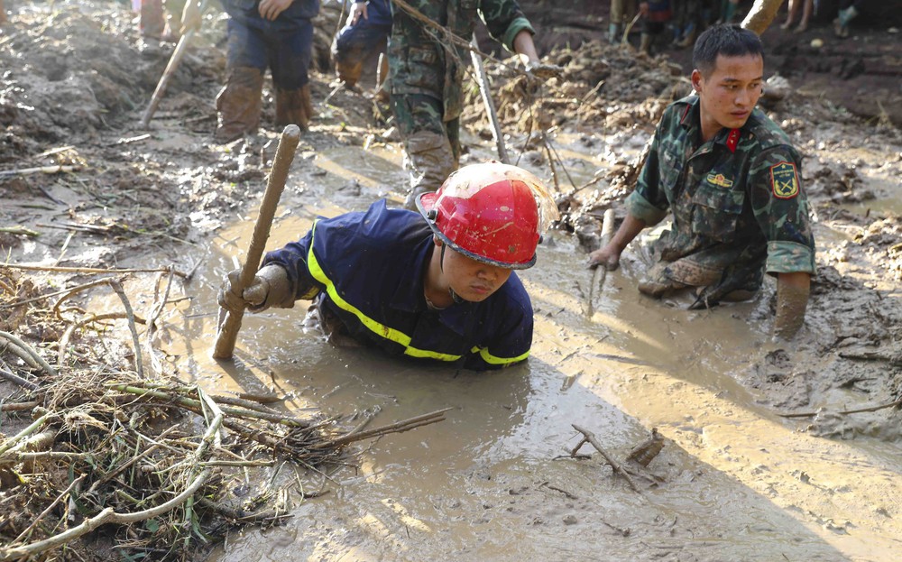 Điện Biên: Chiến sĩ ngâm bùn tìm kiếm nạn nhân mất tích do sạt lở đất - Ảnh 8. Điện Biên: Chiến sĩ ngâm bùn tìm kiếm nạn nhân mất tích do sạt lở đất - Ảnh 8.