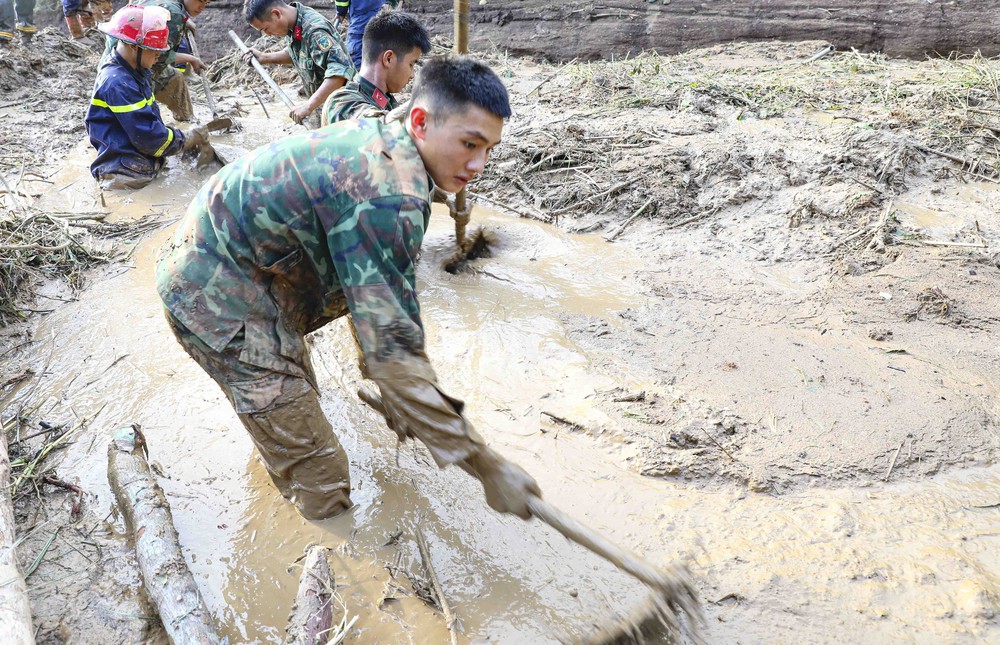 Điện Biên: Chiến sĩ ngâm bùn tìm kiếm nạn nhân mất tích do sạt lở đất - Ảnh 4. Điện Biên: Chiến sĩ ngâm bùn tìm kiếm nạn nhân mất tích do sạt lở đất - Ảnh 4.