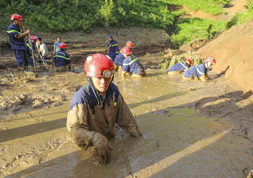 Điện Biên: Chiến sĩ ngâm bùn tìm kiếm nạn nhân mất tích do sạt lở đất - Ảnh 10. Điện Biên: Chiến sĩ ngâm bùn tìm kiếm nạn nhân mất tích do sạt lở đất - Ảnh 10.