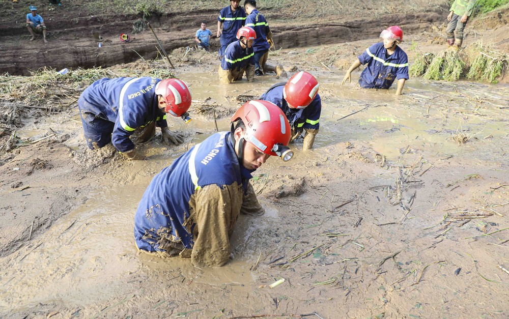 Điện Biên: Chiến sĩ ngâm bùn tìm kiếm nạn nhân mất tích do sạt lở đất - Ảnh 7. Điện Biên: Chiến sĩ ngâm bùn tìm kiếm nạn nhân mất tích do sạt lở đất - Ảnh 7.