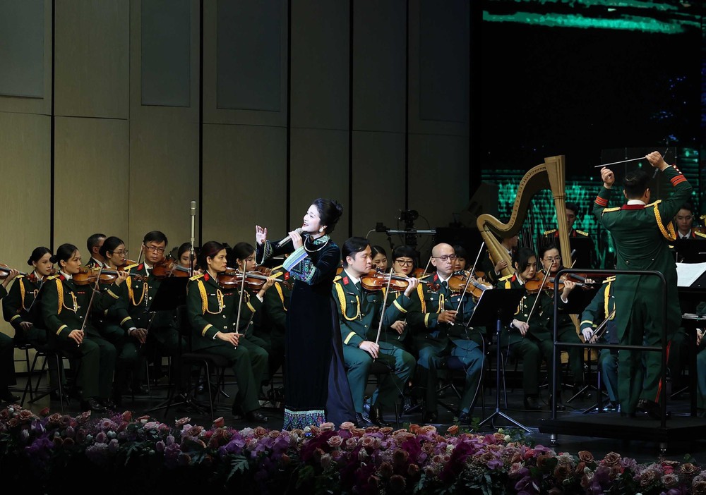 Tổng Bí thư dự chương trình nghệ thuật giao hưởng thính phòng &quot;80 năm - Bản trường ca vang mãi” - Ảnh 2.