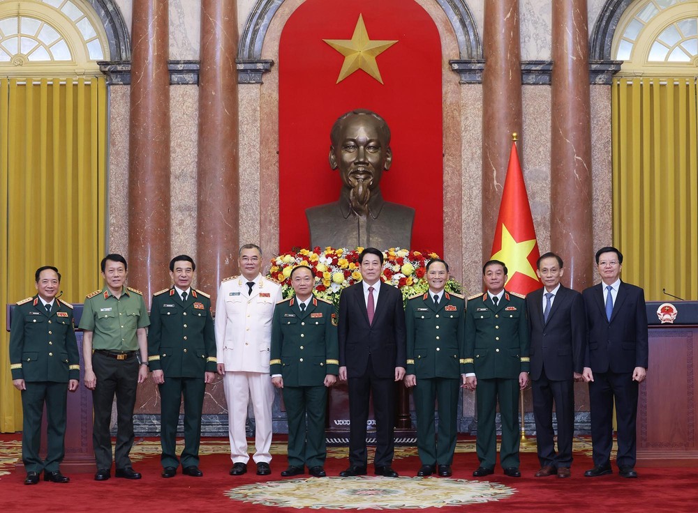 Chủ tịch nước Lương Cường trao quyết định thăng quân hàm, cấp bậc hàm cho sĩ quan cấp cao Quân đội và Công an - Ảnh 2. Chủ tịch nước Lương Cường trao quyết định thăng quân hàm, cấp bậc hàm cho sĩ quan cấp cao Quân đội và Công an - Ảnh 2.
