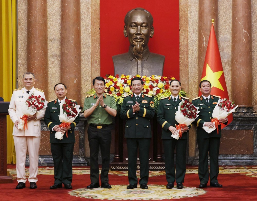 Chủ tịch nước Lương Cường trao quyết định thăng quân hàm, cấp bậc hàm cho sĩ quan cấp cao Quân đội và Công an - Ảnh 3. Chủ tịch nước Lương Cường trao quyết định thăng quân hàm, cấp bậc hàm cho sĩ quan cấp cao Quân đội và Công an - Ảnh 3.