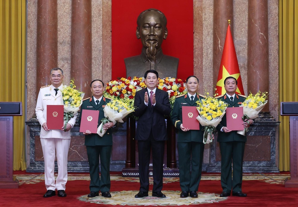 Chủ tịch nước Lương Cường trao quyết định thăng quân hàm, cấp bậc hàm cho sĩ quan cấp cao Quân đội và Công an - Ảnh 1. Chủ tịch nước Lương Cường trao quyết định thăng quân hàm, cấp bậc hàm cho sĩ quan cấp cao Quân đội và Công an - Ảnh 1.