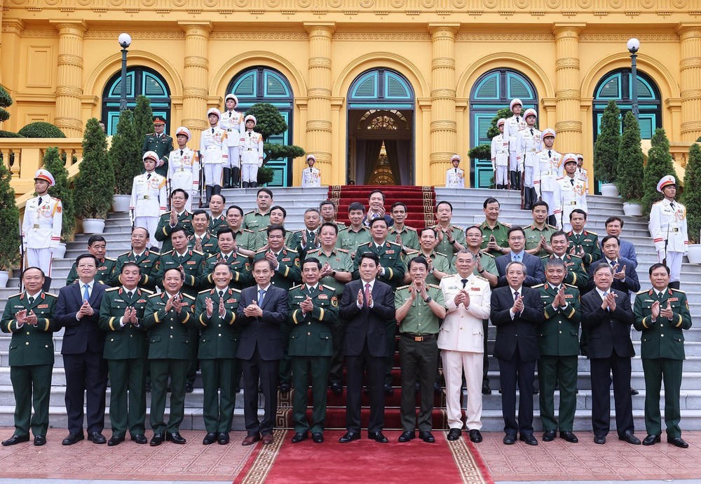 Chủ tịch nước Lương Cường trao quyết định thăng quân hàm, cấp bậc hàm cho sĩ quan cấp cao Quân đội và Công an - Ảnh 7. Chủ tịch nước Lương Cường trao quyết định thăng quân hàm, cấp bậc hàm cho sĩ quan cấp cao Quân đội và Công an - Ảnh 7.