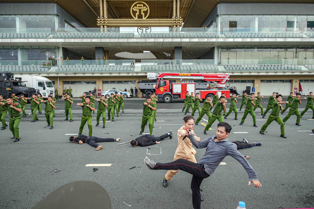 Công an Hà Nội hợp luyện lần 3 chuẩn bị cho Kỷ niệm 80 năm Cách mạng Tháng Tám thành công và Quốc khánh 2/9 - Ảnh 2.