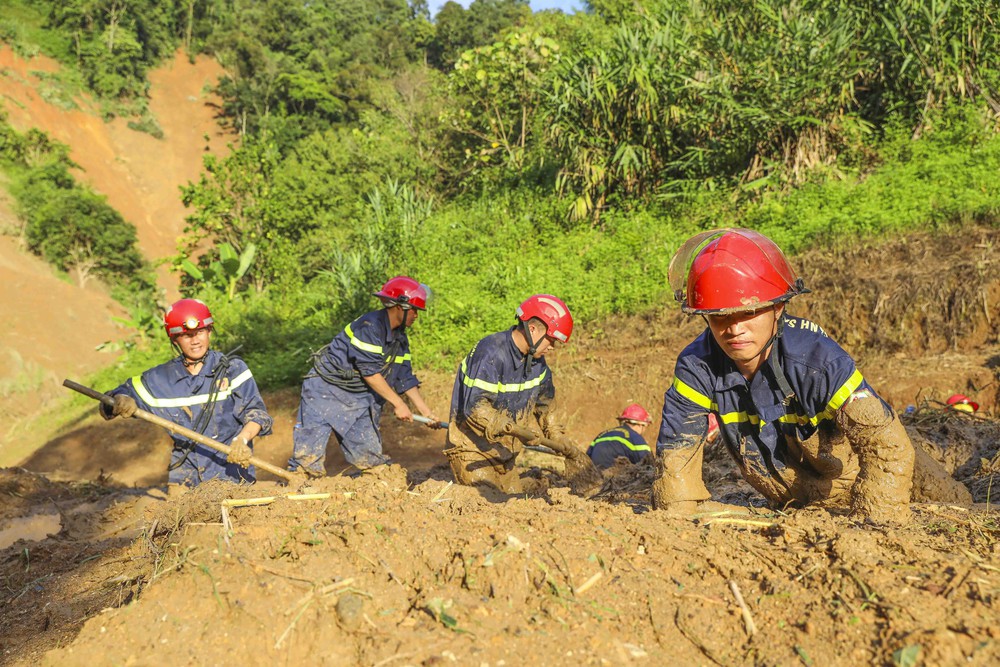 Điện Biên: Chiến sĩ ngâm bùn tìm kiếm nạn nhân mất tích do sạt lở đất - Ảnh 5. Điện Biên: Chiến sĩ ngâm bùn tìm kiếm nạn nhân mất tích do sạt lở đất - Ảnh 5.