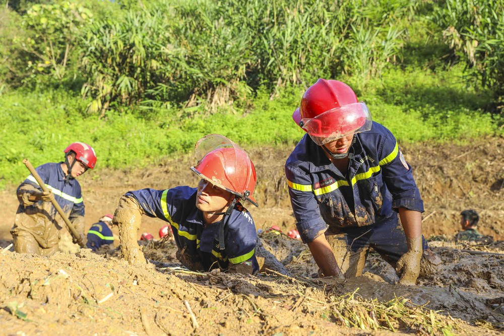 Điện Biên: Chiến sĩ ngâm bùn tìm kiếm nạn nhân mất tích do sạt lở đất - Ảnh 6. Điện Biên: Chiến sĩ ngâm bùn tìm kiếm nạn nhân mất tích do sạt lở đất - Ảnh 6.