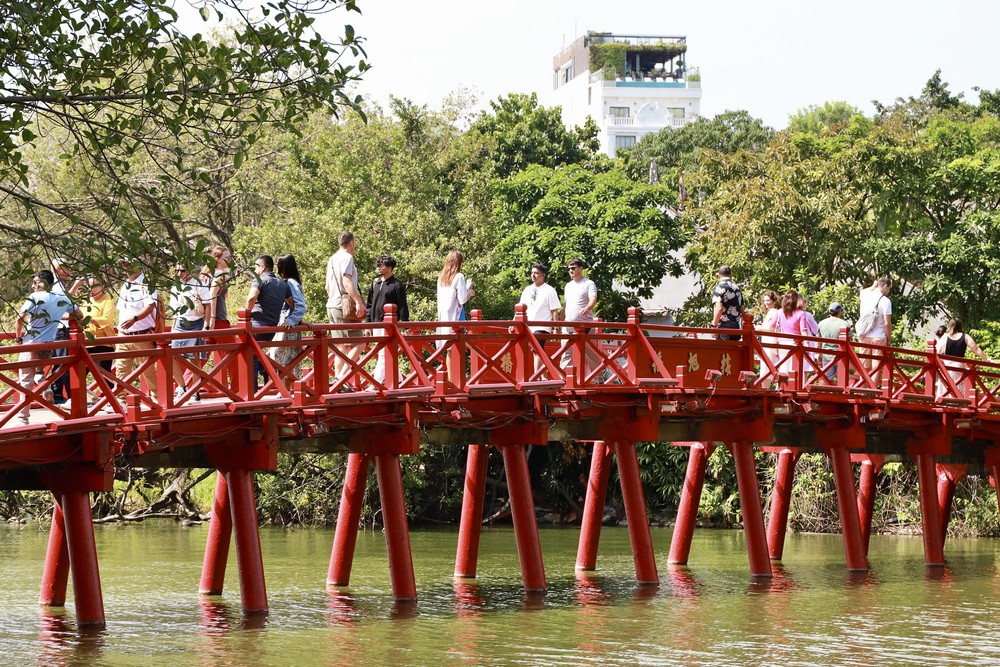 Đưa du lịch phát triển lên tầm cao mới, thực sự trở thành ngành kinh tế mũi nhọn - Ảnh 3. Đưa du lịch phát triển lên tầm cao mới, thực sự trở thành ngành kinh tế mũi nhọn - Ảnh 3.
