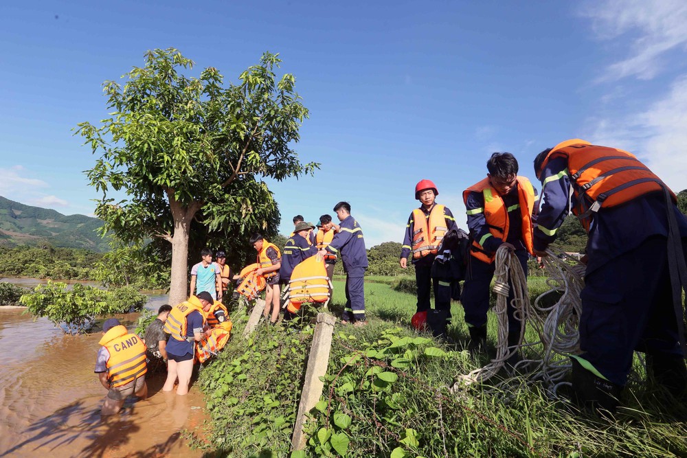 Hình ảnh cuộc giải cứu an toàn 6 người dân xã Chiềng Khương, Sơn La mắc kẹt trong mưa lũ - Ảnh 7.