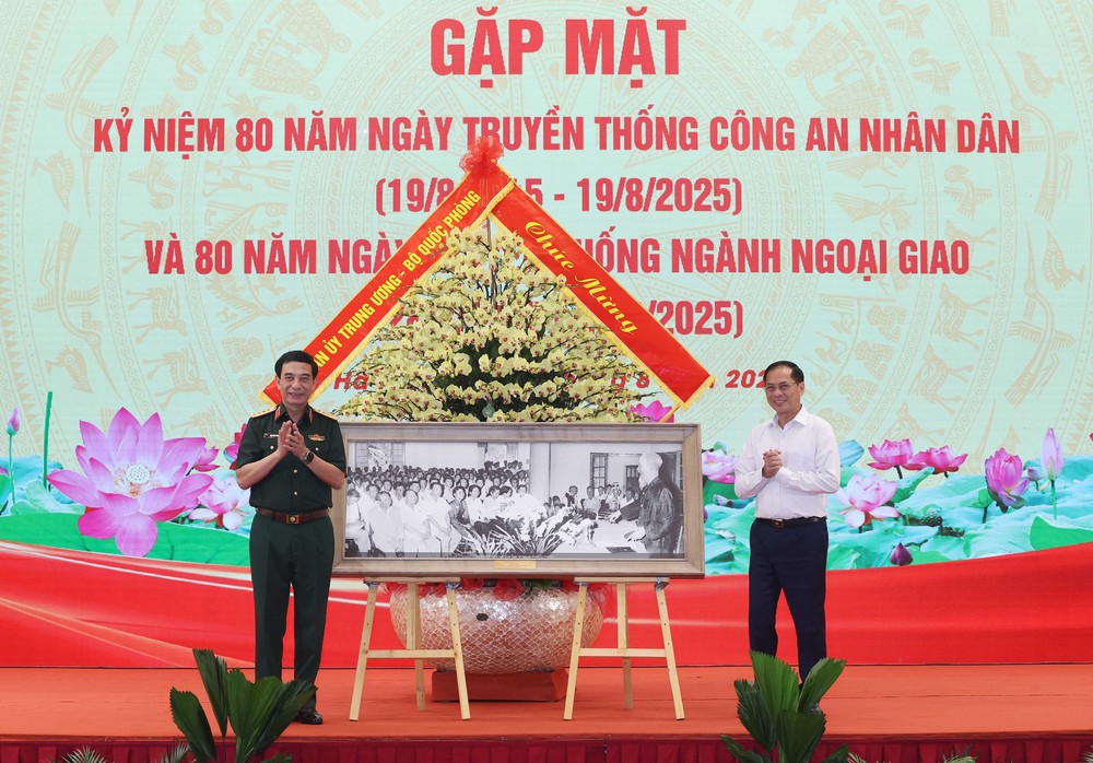 Tổng Bí thư dự gặp mặt kỷ niệm 80 năm Ngày truyền thống Công an nhân dân và ngành Ngoại giao - Ảnh 7.