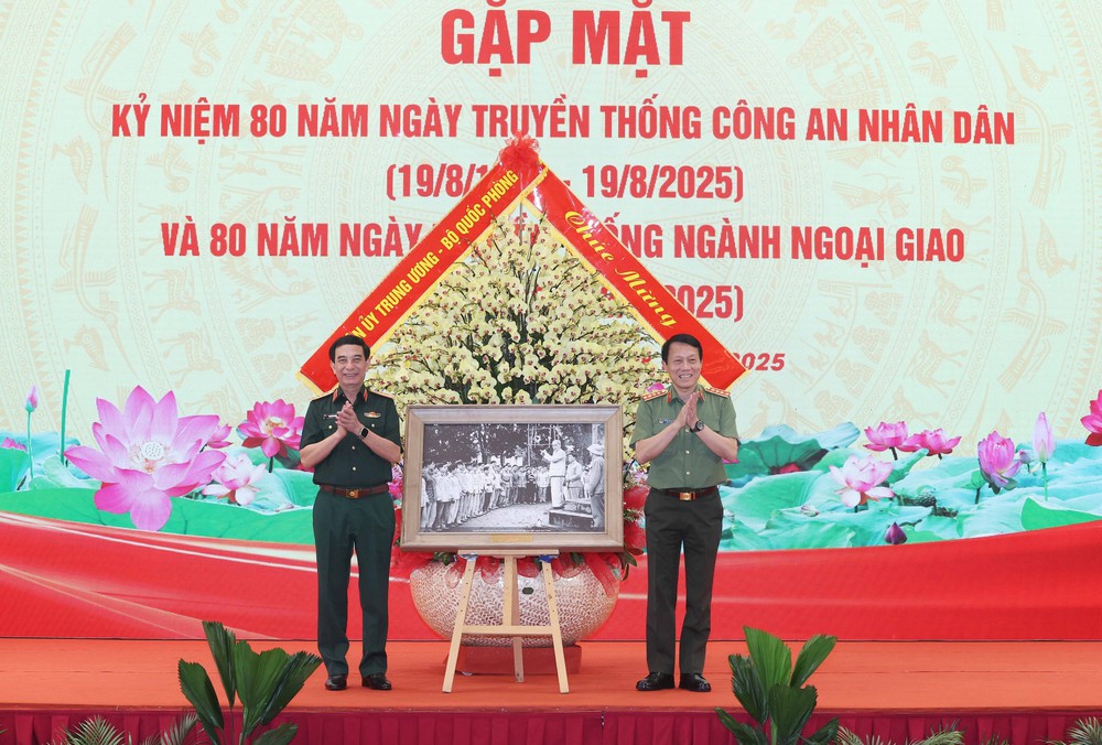 Tổng Bí thư dự gặp mặt kỷ niệm 80 năm Ngày truyền thống Công an nhân dân và ngành Ngoại giao - Ảnh 6.