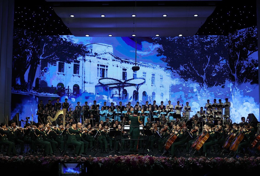 Tổng Bí thư dự chương trình nghệ thuật giao hưởng thính phòng &quot;80 năm - Bản trường ca vang mãi” - Ảnh 3.