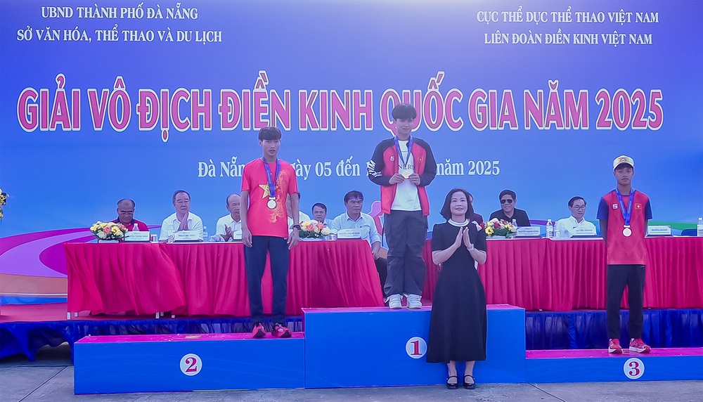 Nguyễn Trung Cường xuất sắc giành HCV nội dung 3000m vượt chướng ngại vật nam tại Giải điền kinh VĐQG 2025 - Ảnh 2.
