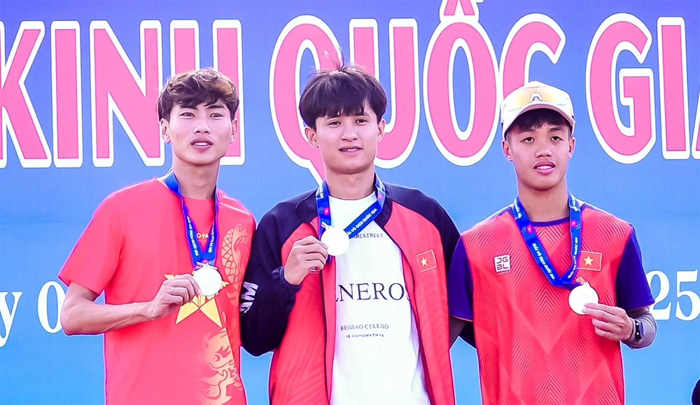 Nguyễn Trung Cường xuất sắc giành HCV nội dung 3000m vượt chướng ngại vật nam tại Giải điền kinh VĐQG 2025 - Ảnh 1.