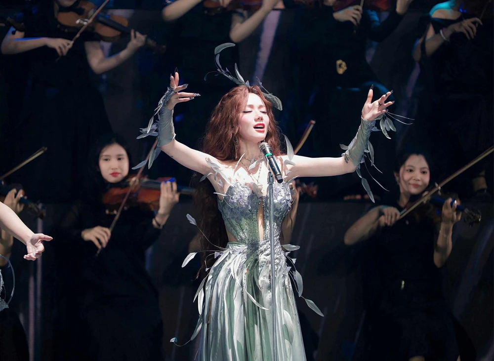 Phương Ly gây bất ngờ khi lần đầu hát ballad tại Em xinh say hi - Ảnh 2.