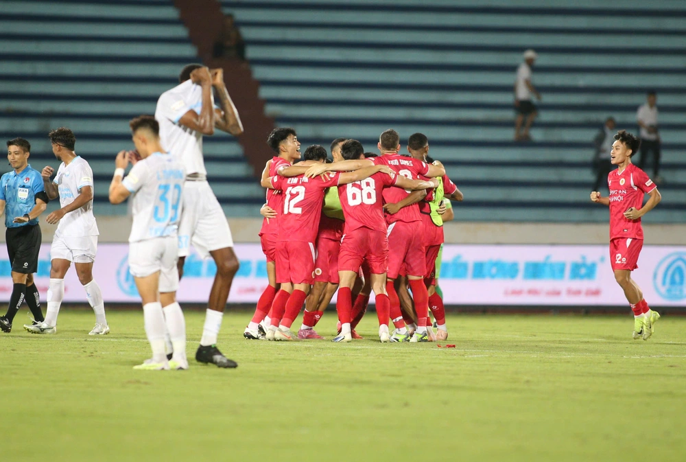 CAHN giành Siêu Cúp, HLV Polking báo tín hiệu sẵn sàng soán ngôi vô địch V-League của Nam Định - Ảnh 1.