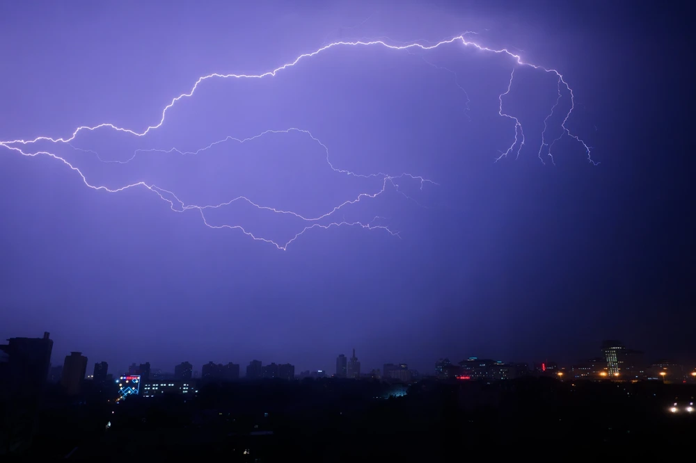 Thời tiết ngày 10/8: Bắc Bộ – Trung Bộ nắng nóng diện rộng, Tây Nguyên và Nam Bộ cảnh báo mưa đá, lốc, sét - Ảnh 3.