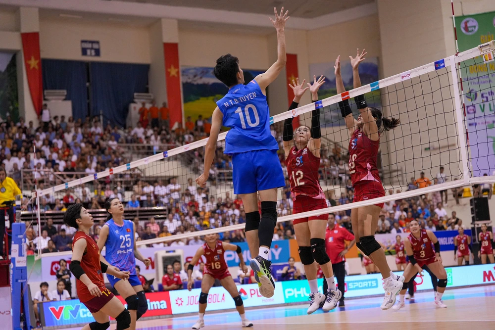 Bích Tuyền ghi tới 45 điểm trong chiến thắng 3-2 trước tuyển Thái Lan, giúp tuyển bóng chuyền nữ Việt Nam vô địch chặng 2 SEA V.League 2025