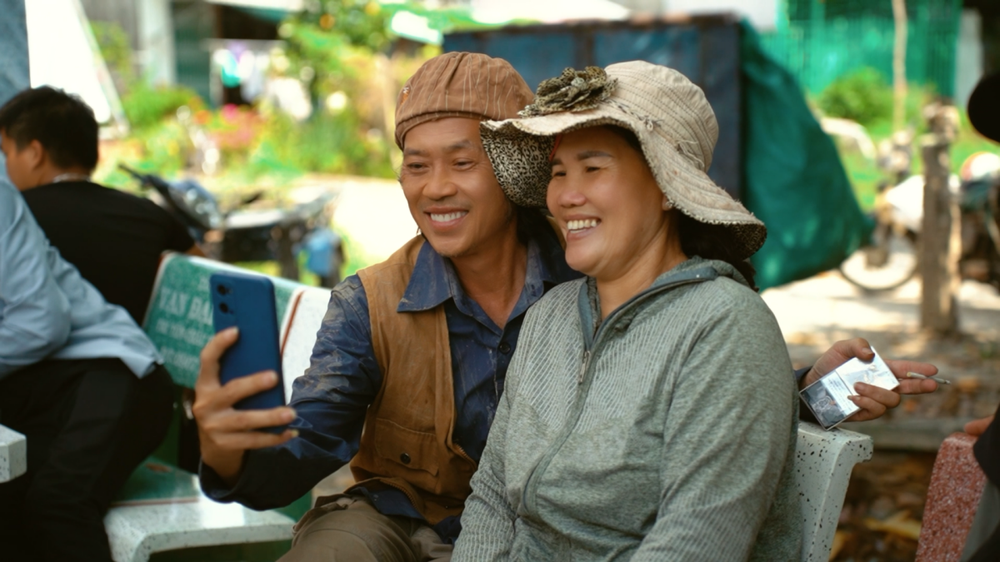 Khán giả miền Tây dành tình cảm cho dàn diễn viên phim &quot;Làm giàu với ma&quot; - Ảnh 4.