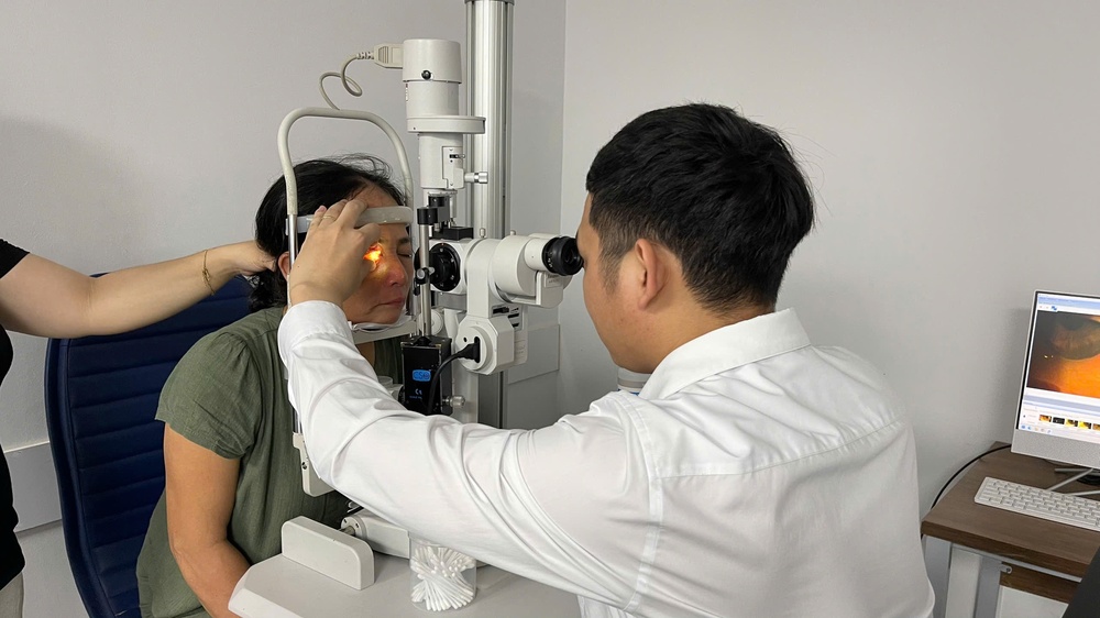 Thoát nguy cơ mù mắt nhờ cấp cứu kịp thời sau khi bị ong đốt - Ảnh 2.