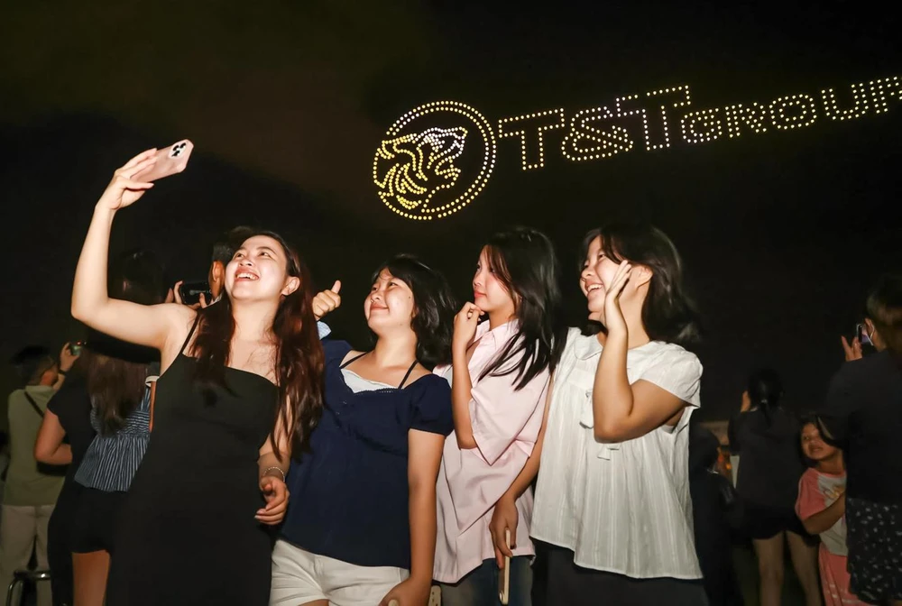 Mãn nhãn màn trình diễn drone lớn nhất từ trước tới nay tại Tây Ninh - Ảnh 8.