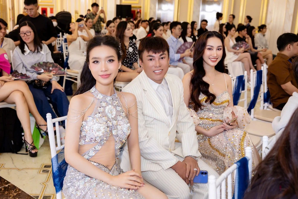 Hoa hậu Đoàn Hồng Trang sánh đôi cùng NTK Tommy Nguyễn tại sự kiện - Ảnh 3.