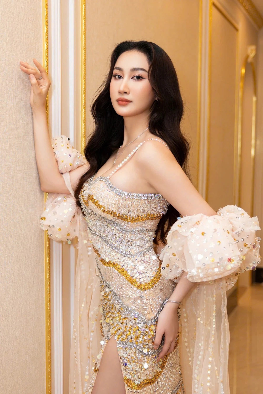 Hoa hậu Đoàn Hồng Trang sánh đôi cùng NTK Tommy Nguyễn tại sự kiện - Ảnh 2.