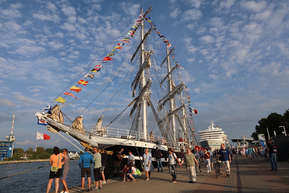 500.000 du khách đến Rostock tham dự Lễ hội Thuyền buồm Hanse Sail 2025 - Ảnh 1.