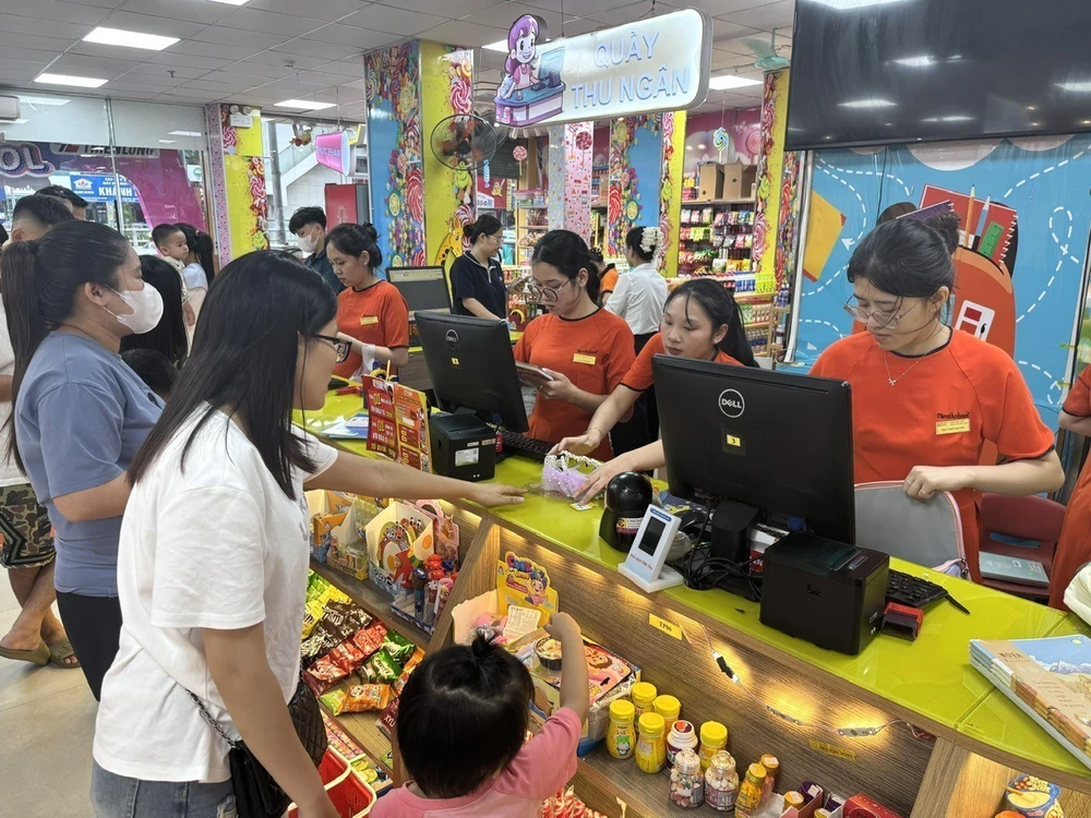 Thị trường đồ dùng học tập tại Hà Nội “nóng” lên trước ngày khai giảng - Ảnh 1.