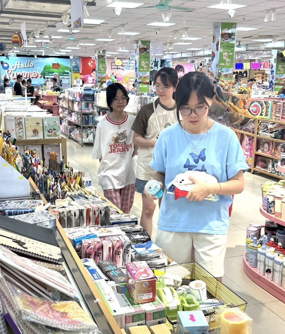 Thị trường đồ dùng học tập tại Hà Nội “nóng” lên trước ngày khai giảng - Ảnh 3.