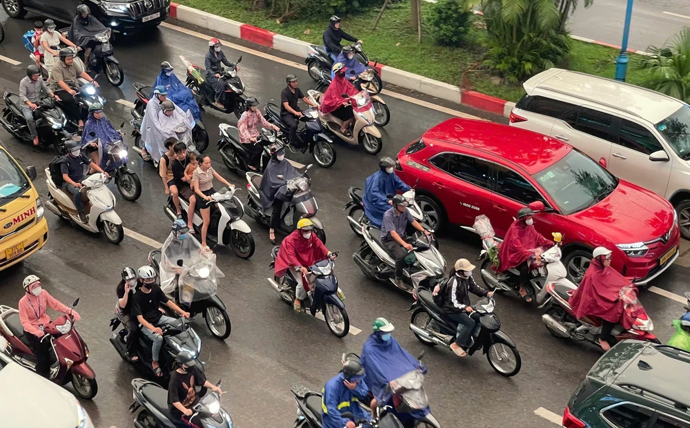 Cảnh báo mưa kèm dông sét ở Hà Nội, gió mạnh, sóng cao trên biển - Ảnh 1.