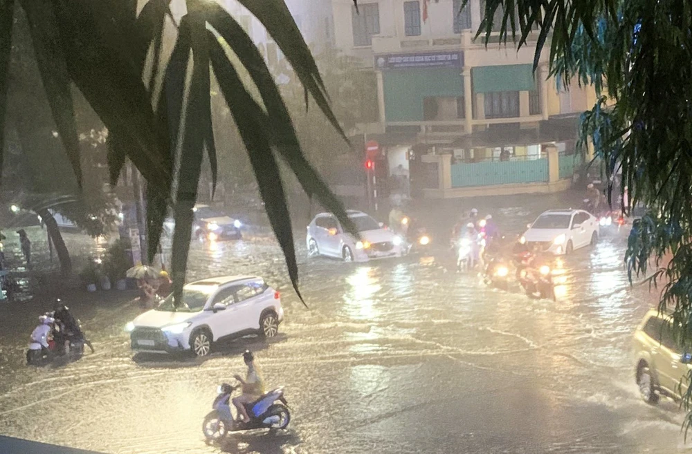 Cảnh báo mưa kèm dông sét ở Hà Nội, gió mạnh, sóng cao trên biển - Ảnh 2.