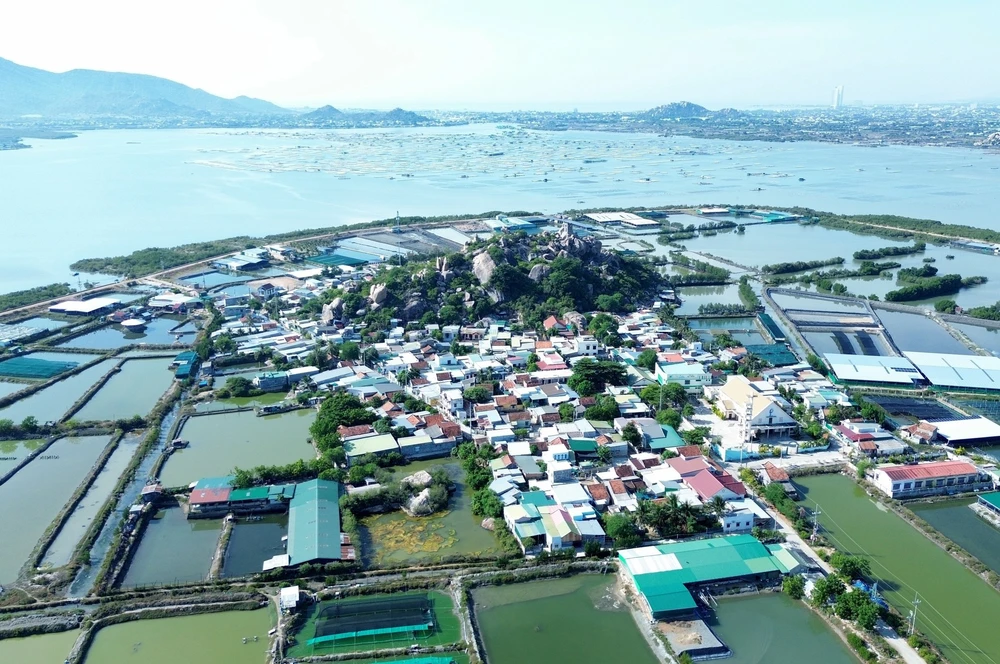 Khám phá vẻ đẹp làng bích họa Hòn Thiên bên bờ đầm Nại - Ảnh 1.
