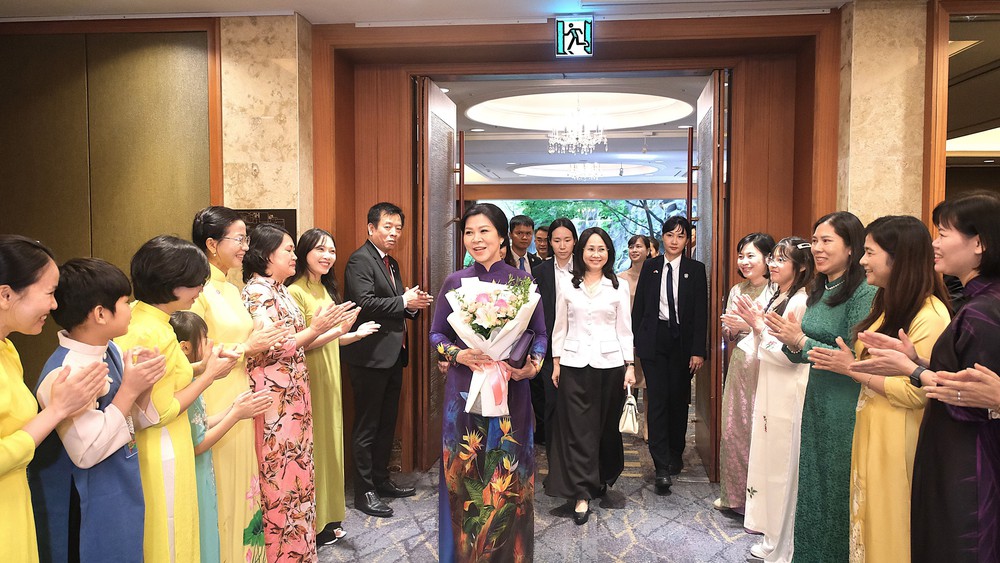 Phu nhân Ngô Phương Ly gặp mặt thân tình các cô dâu Việt Nam tại Hàn Quốc - Ảnh 1.