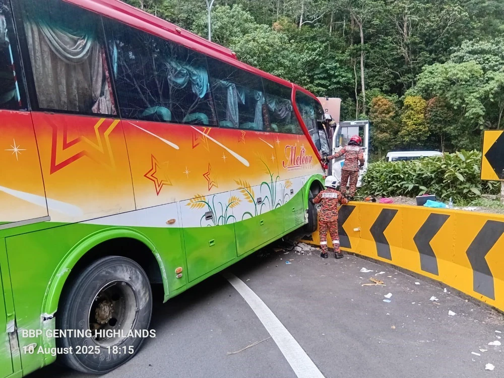 Xe buýt chở du khách Việt Nam gặp nạn tại Malaysia: Toàn bộ hành khách đều an toàn - Ảnh 4.