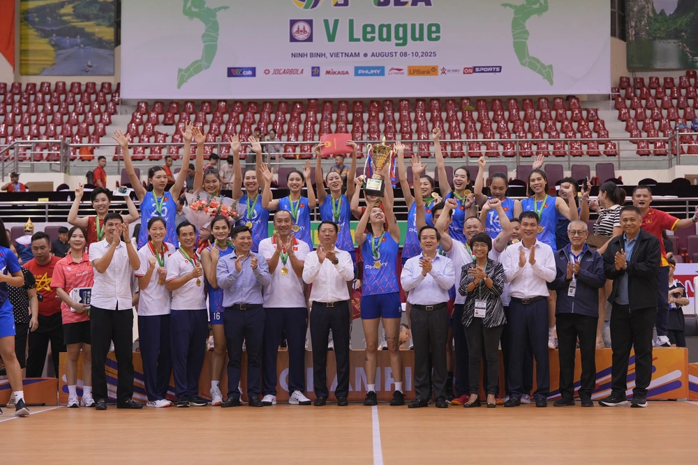 Chủ tịch Liên đoàn bóng chuyền Thái Lan chúc mừng thầy trò HLV Tuấn Kiệt vô địch SEA V.League - Ảnh 2.