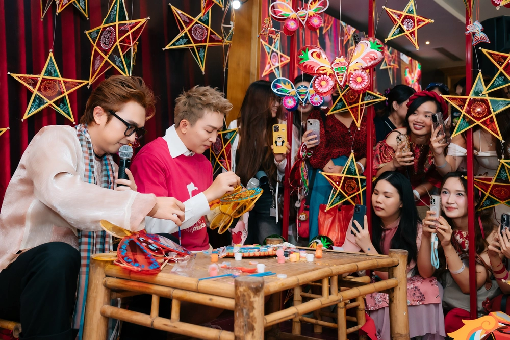 Tăng Phúc &quot;đãi tiệc&quot; Trung thu sớm cho người hâm mộ tại fan meeting - Ảnh 1.