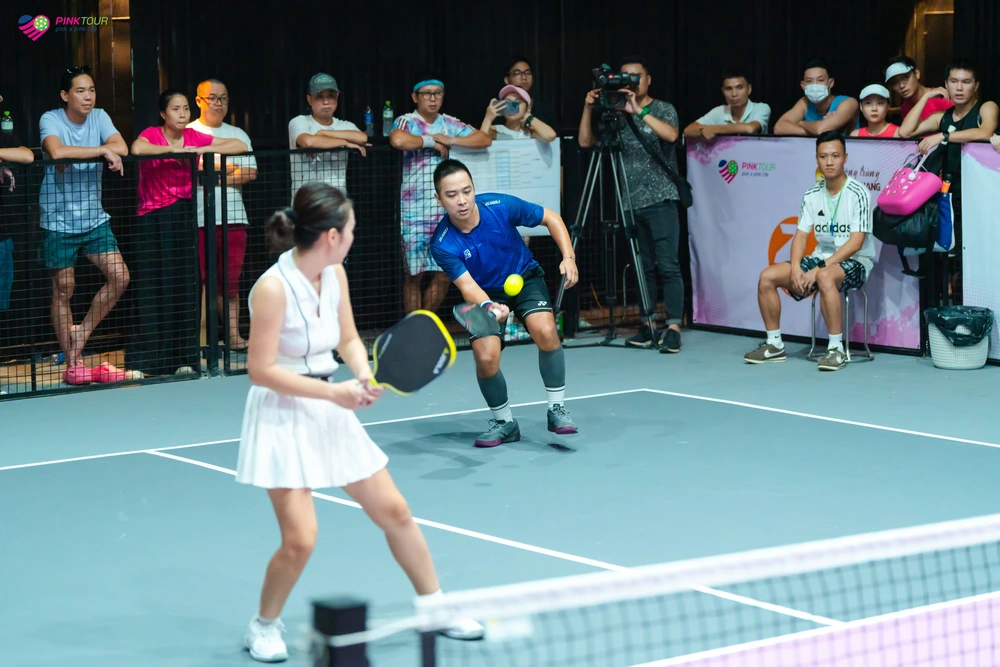 Cô gái gây bão mạng với bí kíp để không cãi lộn với chồng trên sân pickleball - Ảnh 1.
